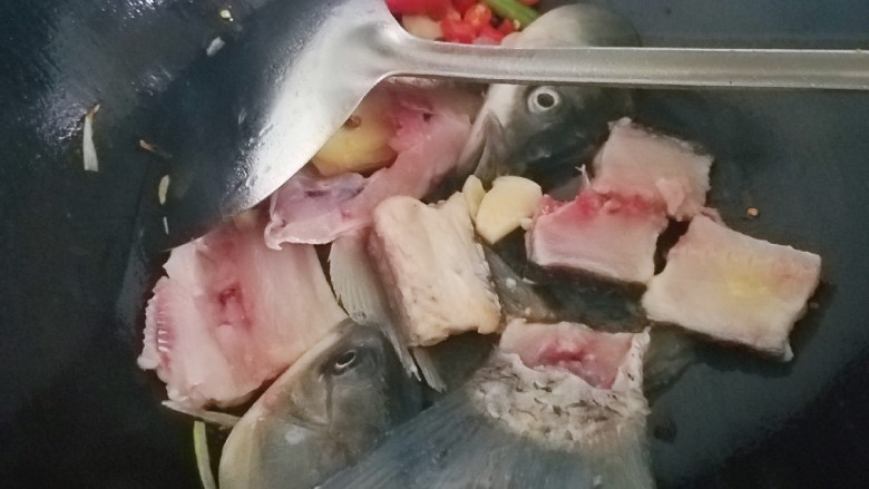 五味酸辣白汤鱼🐟 开胃大菜 全家都喜欢,将鱼头鱼骨鱼尾煎至两面微黄
