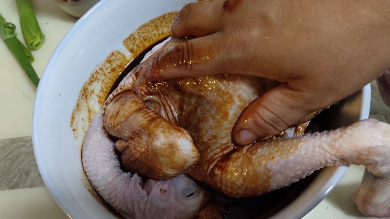 电饭锅焖鸡,放入鸡揉搓入味