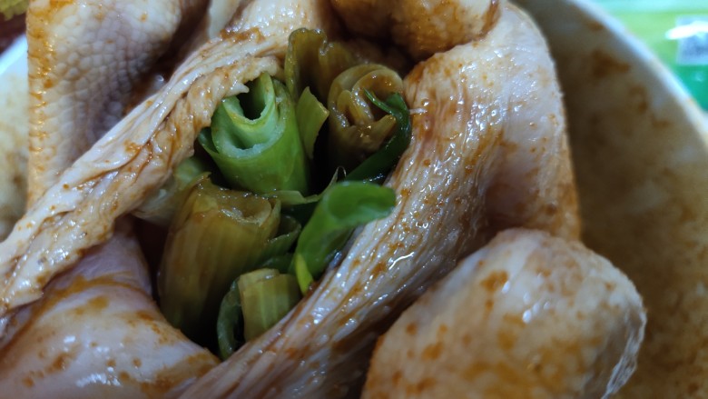 电饭锅焖鸡,鸡肚子塞入葱段，放入腌料