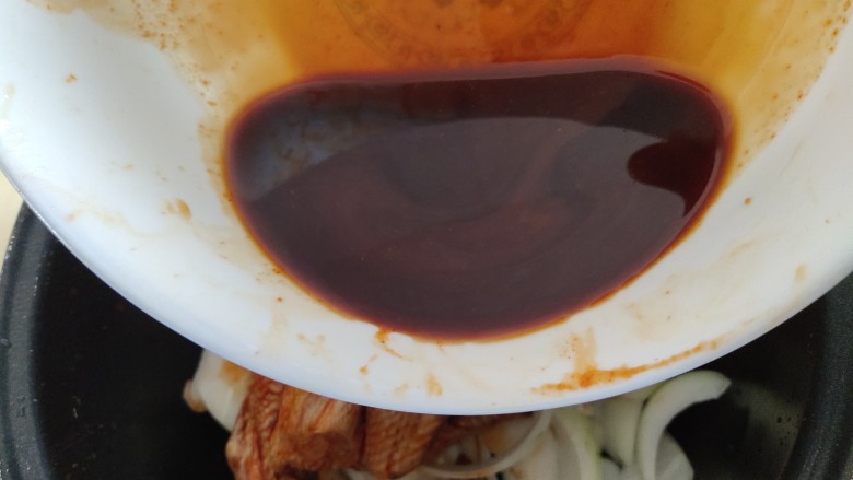 电饭锅焖鸡,倒入腌鸡的调料