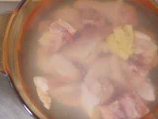 营养菌菇鸡汤,鸡肉加姜片料酒浸泡十分钟去换水