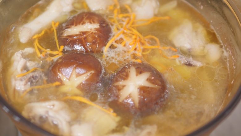 营养菌菇鸡汤,加入香菇