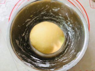 南瓜吐司,滚圆密封发酵。