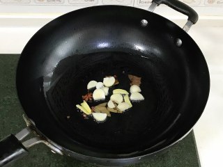 番茄土豆牛腩汤,锅中倒入食用油，下姜、蒜和八角、香叶、花椒爆香。