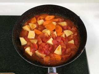 番茄土豆牛腩汤,继续加入切好的土豆和胡萝卜翻炒均匀。