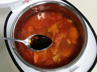 番茄土豆牛腩汤,待电饭煲煲汤结束，把煸炒好的番茄、土豆和胡萝卜连带汤汁一起倒入锅中，加入1勺生抽和盐。