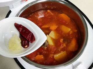 番茄土豆牛腩汤,加冰糖和干辣椒。