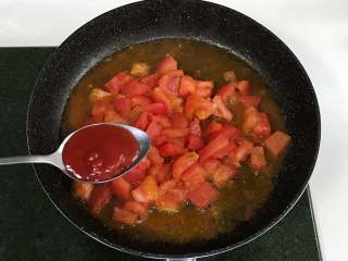 番茄土豆牛腩汤,热锅热油，倒入番茄煸炒，炒出红油后加入3勺番茄酱炒匀。