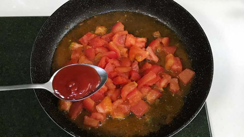 番茄土豆牛腩汤,热锅热油，倒入番茄煸炒，炒出红油后加入3勺番茄酱炒匀。