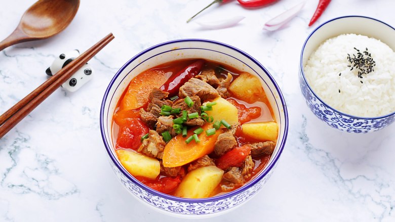 番茄土豆牛腩汤,可谓是色香味俱全，炖煮完直接先喝上两碗汤。