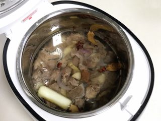 番茄土豆牛腩汤,翻炒好的牛腩放入臻米脱糖电饭煲内，倒入适量的清水，水量要没过食材。