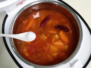 番茄土豆牛腩汤,出锅前加盐调味。