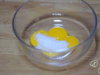 超级简单快手的抹茶爆浆蛋糕,戚风蛋糕制作步骤：
蛋黄和15克细砂糖搅匀。
