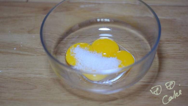 超级简单快手的抹茶爆浆蛋糕,戚风蛋糕制作步骤：
蛋黄和15克细砂糖搅匀。