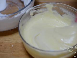 超级简单快手的抹茶爆浆蛋糕,取1/3蛋白霜入蛋黄糊中，快速翻拌均匀。