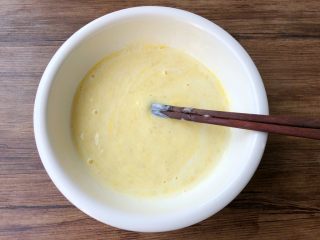 燕麦烤香蕉,把香蕉泥倒入碗里，打入一个鸡蛋，倒入酸奶，搅拌均匀。