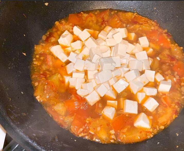 素麻婆豆腐,将已用盐水煮熟的豆腐块放入酱汁均匀拌炒，过程中尽量避免弄碎豆腐。