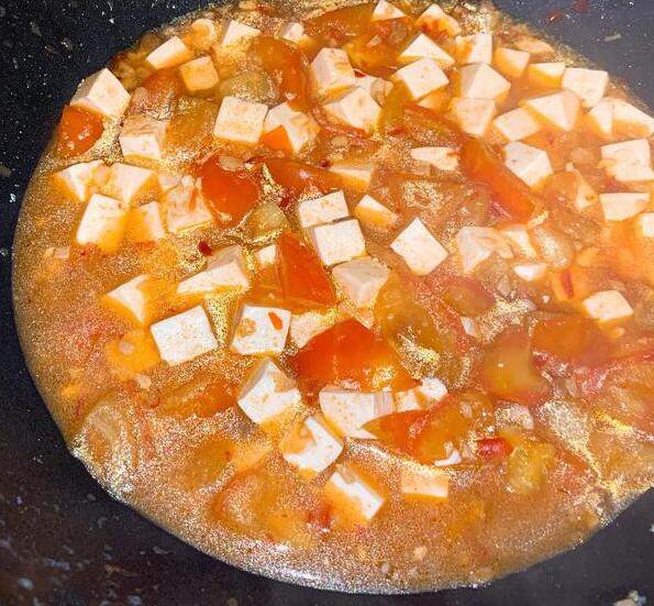 素麻婆豆腐,确定豆腐都已浸泡在汤汁后，盖上锅盖、中火闷约5分鐘。