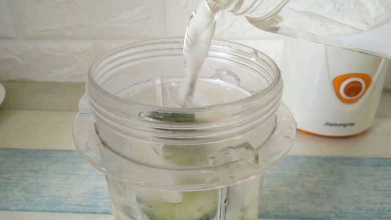 黄瓜蜂蜜梨子汁,加入适量的凉开水