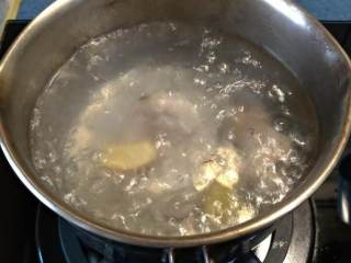 山药豆浆鸡汤,将鸡腿川烫去除杂质血水，我习惯加入一点米酒及薑片去鸡腥味。