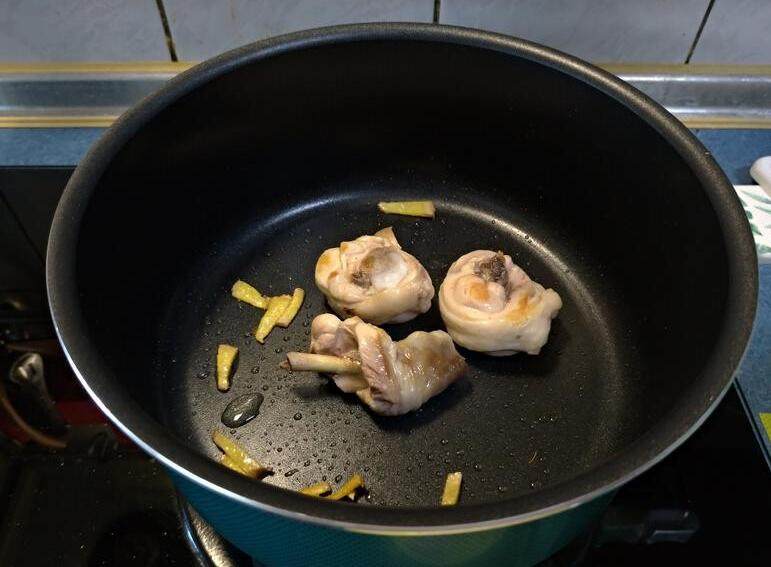 山药豆浆鸡汤,另起一锅倒点油，以薑丝炒香已川烫的鸡腿，炒至稍微有金黄色。