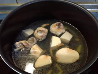 山药豆浆鸡汤,加入半碗高汤，倒入水淹过食材，由於食材较清淡所以可加点高汤较顺口。