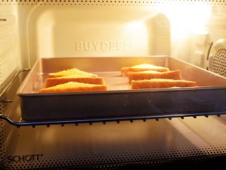 蜂蜜吐司片,放入预热好的烤箱，上下火160度，中层烤15-20分钟左右，烤至表面金黄色即可