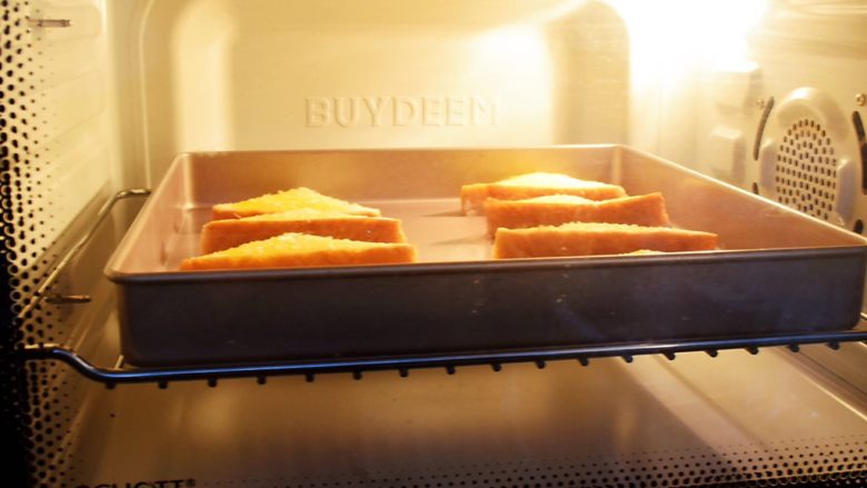 蜂蜜吐司片,放入预热好的烤箱，上下火160度，中层烤15-20分钟左右，烤至表面金黄色即可