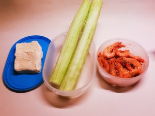红虾烧丝瓜豆腐,食材准备好了
