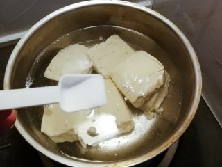 红虾烧丝瓜豆腐,开水煮豆腐  约3分钟  水中放入2克盐