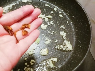 红虾烧丝瓜豆腐,锅中底油炒香蒜末  放入八角