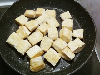 红虾烧丝瓜豆腐,将豆腐煎至两面淡黄  铲出备用