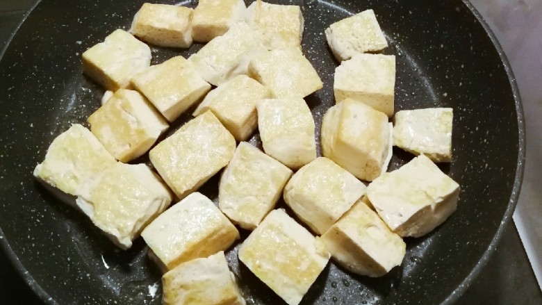 红虾烧丝瓜豆腐,将豆腐煎至两面淡黄  铲出备用