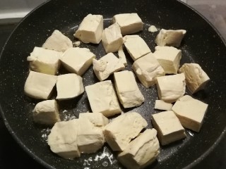红虾烧丝瓜豆腐,平底锅加入食用油  将豆腐块码放整齐