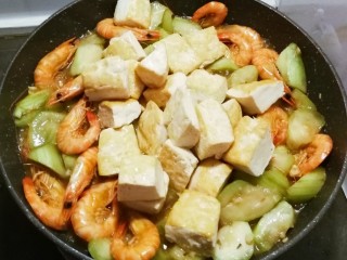 红虾烧丝瓜豆腐,放入煎好的豆腐  一起翻拌