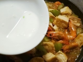 红虾烧丝瓜豆腐,加入水淀粉勾芡  