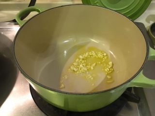 培根蔬菜汤,铸铁锅加橄榄油爆香蒜末