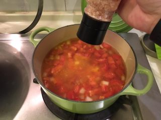 培根蔬菜汤,加盐