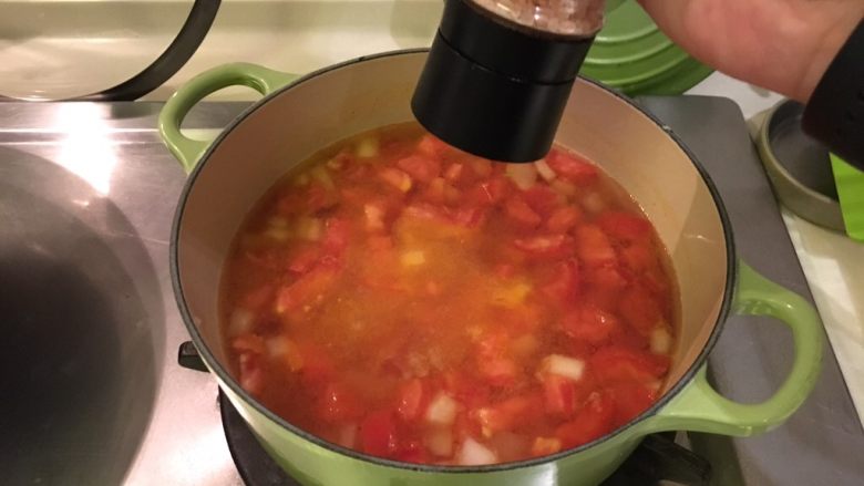 培根蔬菜汤,加盐