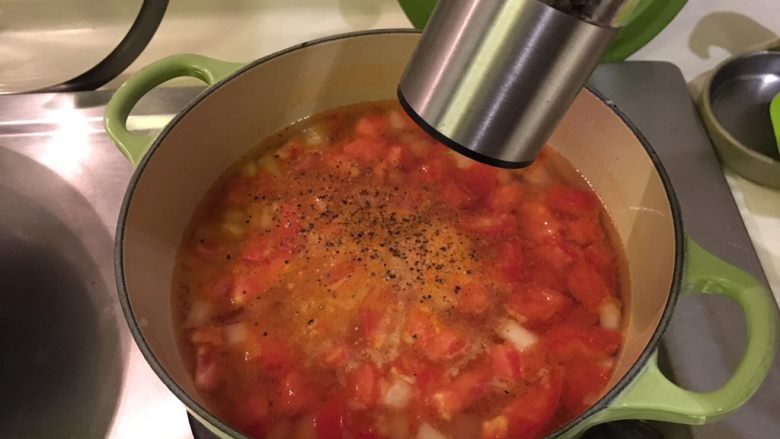 培根蔬菜汤,加黑胡椒粉