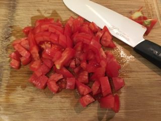 培根蔬菜汤,番茄切丁