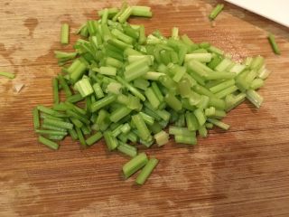培根蔬菜汤,芹菜切丁