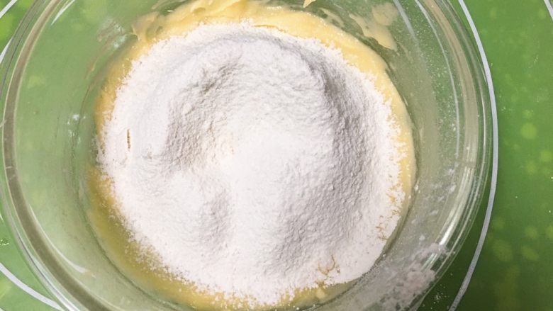 酥粒椰蓉面包,过筛低筋粉。