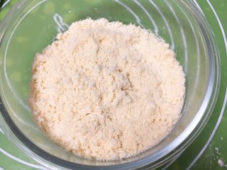 酥粒椰蓉面包,出现一个个小粒子就做好了，酥粒的用途很多，蛋糕、面包都可以表面撒少许装饰。