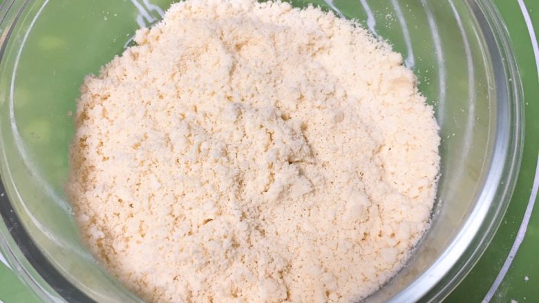 酥粒椰蓉面包,出现一个个小粒子就做好了，酥粒的用途很多，蛋糕、面包都可以表面撒少许装饰。