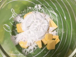 酥粒椰蓉面包,【酥粒】的制作方法*黄油软化至用手戳即软，加入糖粉。