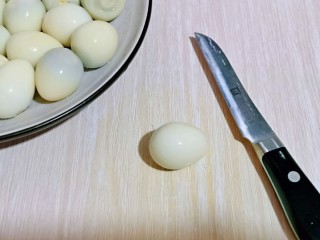 酱香啤酒鹌鹑蛋,用小刀在每个鹌鹑蛋上划两刀。