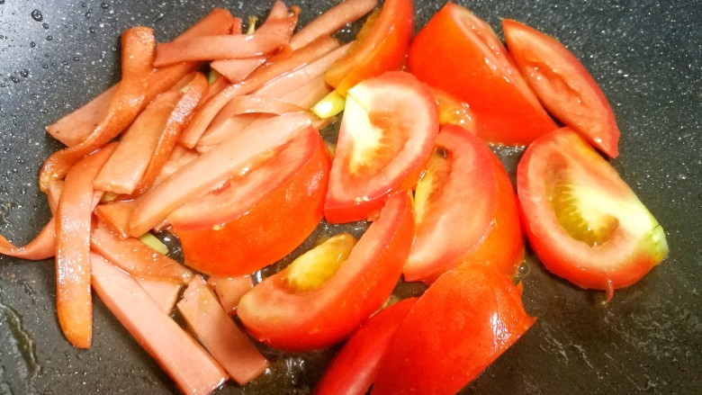 番茄菌菇豆腐汤,加西红柿翻炒出汁，然后加入金针菇香菇炒出水分。