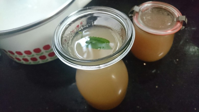 夏日蜜桃果酱,装入果酱瓶，也可加入纯净水和小片薄荷做蜜桃饮。