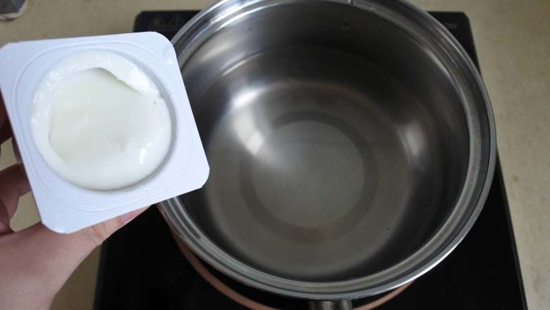 酸奶布丁,纯净水500ml，酸奶300g，糖四大勺，混合到一起